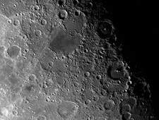 кратеры на лунной поверхности