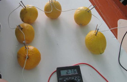Зависимость напряжения в лимоне от используемых металлов